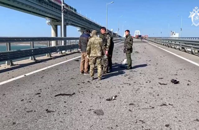 Zničený Krymský most Rusi opravia do júla budúceho roka, túto dôležitú tepnu poškodila rozsiahla explózia