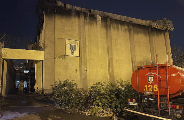Iránske väzenie, kde zadržiavajú politických väzňov, zasiahol požiar. Počuť bolo aj streľbu