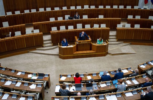 Parlament rokoval o partnerskom spolužití, návrh zavádza pojmy spolužijúci partner a spolužijúca partnerka (video)