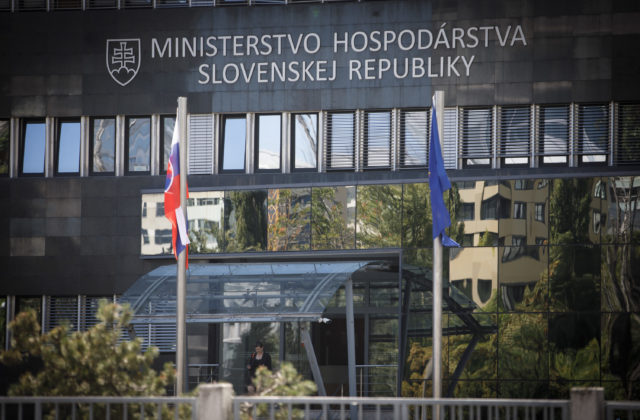 Ministerstvo hospodárstva sa bráni, v prípade vývozu tovarov do Ruska nezlyhalo a svoje povinnosti si riadne plní