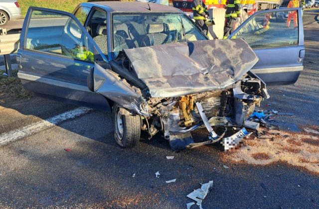 Nehoda pri Nitre na R1 si vzala život 83-ročného vodiča Citroëna (foto)