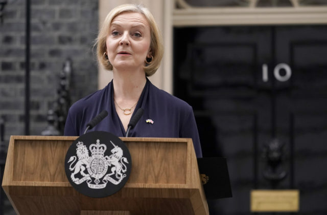 Kto nahradí Trussovú na poste britskej premiérky? Medzi favoritov patrí aj Johnson