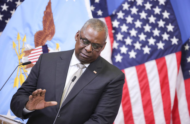 Rusi od mája konečne zdvihli telefón, americký minister obrany Austin sa rozprával so Šojguom