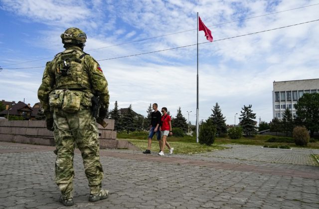 Prokremeľské úrady vyzvali obyvateľov Chersonu na evakuáciu, vraj hrozia teroristické útoky