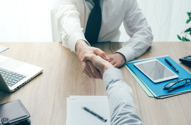 Zamestnávatelia prestali šetriť na ľuďoch. Čo ich núti investovať do tých svojich stále viac?