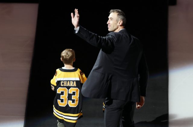 Legendárny „Big Z“. Chára zažil dojímavú rozlúčku s Boston Bruins a búrlivé ovácie (video)