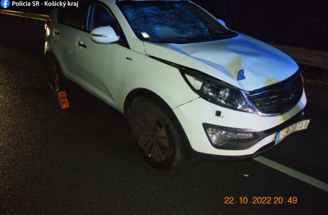 Mladík, ktorého pri Gelnici zrazilo auto, skončil v nemocnici a je ťažko zranený (foto)