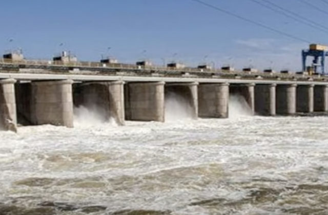 Rusi odpálením vodnej elektrárne viac stratia ako získajú, okrem ekologickej katastrofy hrozí odstavenie Zaporožskej elektrárne