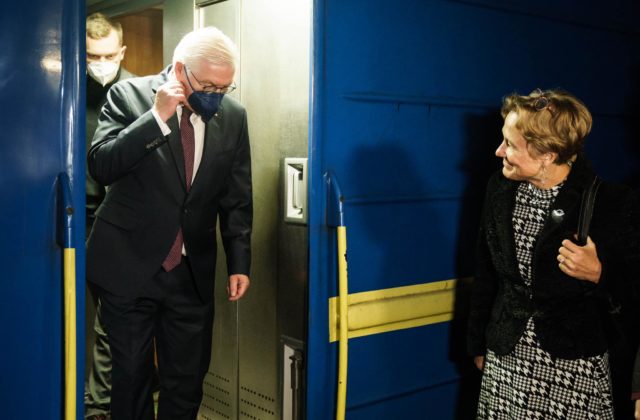 Nemecký prezident pricestoval do Kyjeva. Naša solidarita je nezlomná, prisľúbil Ukrajincom hneď po príchode