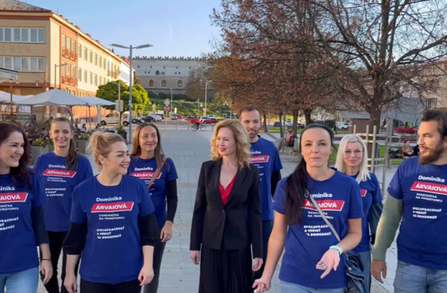 Kandidátka na primátorku Zvolena Árvaiová pohoršila rodičov aj školu, pred ktorou deťom rozdávala sladkosti