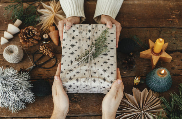 Slováci napriek zdražovaniu neplánujú šetriť na vianočných darčekoch, ako sa zmenili naše nákupné návyky?