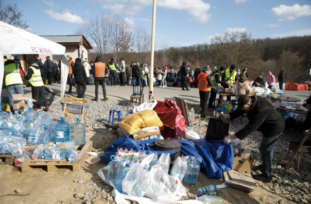 Na hranici pražili rezne za nekresťanské ceny a Mikulec opäť podpísal zmluvu s tou istou gastrofirmou, upozorňuje Hlas