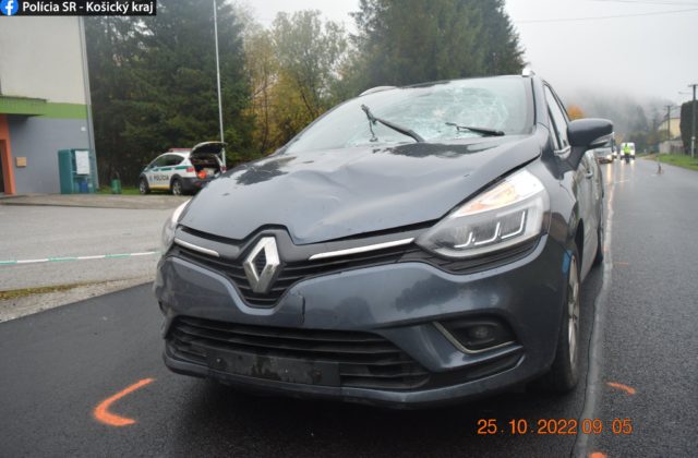 Mladý vodič zrazil autom v Prakovciach 85-ročnú ženu prechádzajúcu cez cestu mimo priechodu, tá nehodu neprežila