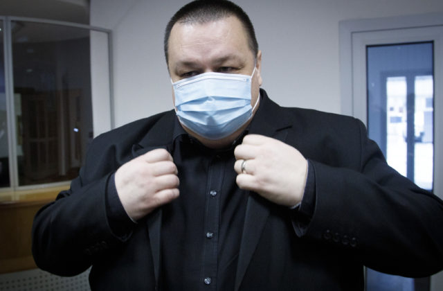 Mikas odporúča vo volebnej miestnosti použiť respirátor a pre komisie má aj ďalšie odporúčania