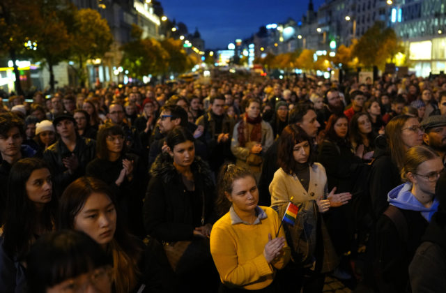 Tisícky ľudí sa v Prahe zišli na podporu LGBTI+ ľudí a uctili si aj obete streľby v Bratislave (foto)