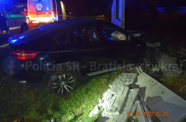 Opitý Bratislavčan preletel cez kruhový objazd a skončil v plote. Dychová skúška ukázala, že mal otravu alkoholom