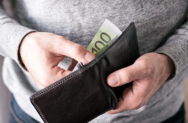 Reálna spotreba domácností v Únii v druhom kvartáli roka stúpla o 0,6 percent, ale reálny príjem klesol viac