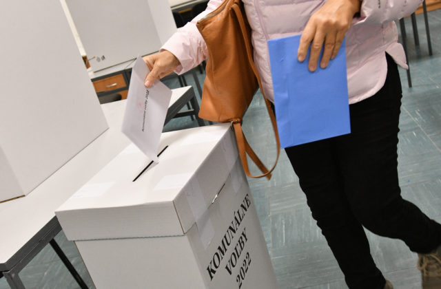 Ako správne hlasovať vo voľbách (modrá a biela obálka). Kde voliť a na čo si dať pozor, aby nebol váš hlasovací lístok neplatný?