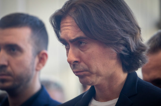 Drlička si stojí za rozhodnutím prepustiť sólistov. Zároveň tvrdí, že bola narušená jeho autonómia ako štatutára