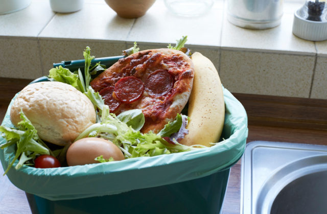 V roku 2020 pripadalo na každého Európana 127 kilogramov vyhodených potravín