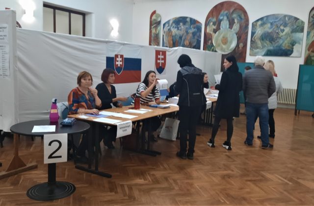 V Nitre nechýbalo veľa a museli by zavolať políciu na nedisciplinovaných voličov