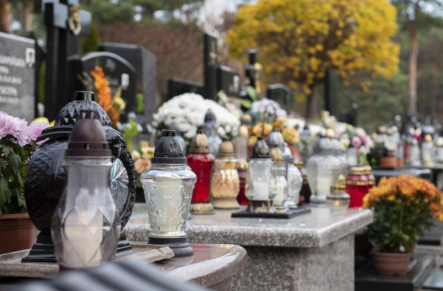 Na ekológiu treba dbať aj počas Dušičiek, nezabudnite na triedenie a uprednostnite živé kvety