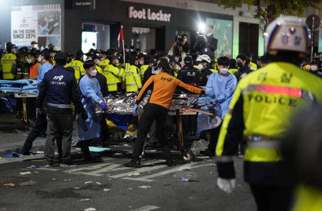 Oslavy Halloweenu v juhokórejskom Soule sa skončili veľkou tragédiou, v tlačenici zomrelo najmenej 120 ľudí (video)