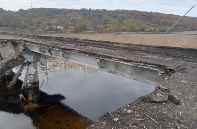 Rusi sa snažia zastaviť postup ukrajinskej armády, vyhodili do vzduchu ďalší most v Luhanskej oblasti (foto)
