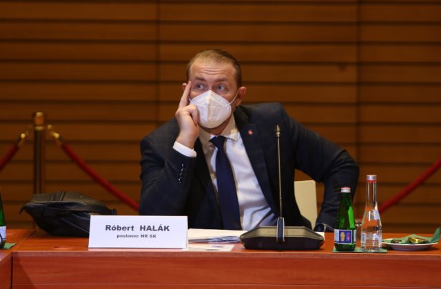 Hackerský útok sa mení na zle prepojené káble, podľa Kollára za to môže jeden poslanec a Mizík to nebol (video)