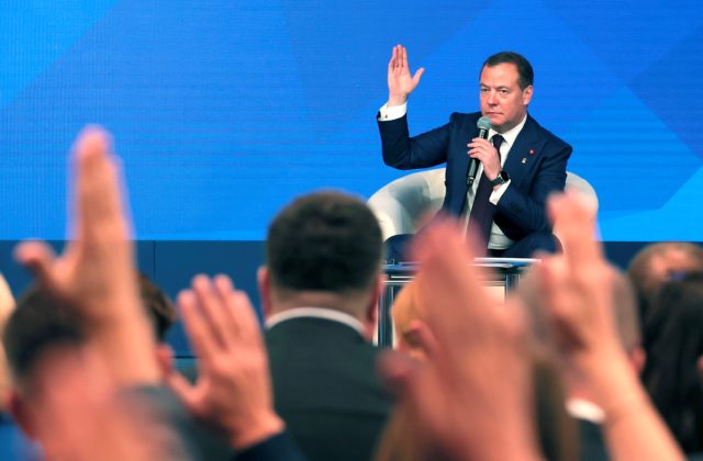 Poprava na mieste a bez súdu. Medvedev chce trest smrti pre „žlto-modrých diverzantov“ a zradcov