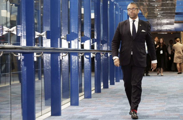 Putin si uvedomil, že si odstúpením z dohody o obilí strelil do nohy, tvrdí britský minister zahraničia Cleverly