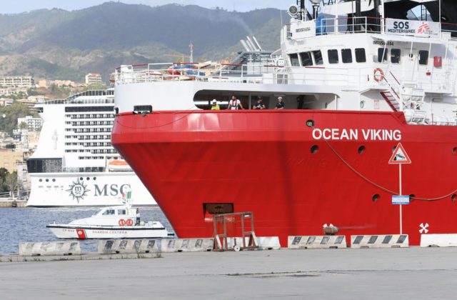 Meloniovej vláda sa vrátila k Salviniho spôsobom, humanitárnym lodiam s migrantmi znemožní vstup do talianskych prístavov