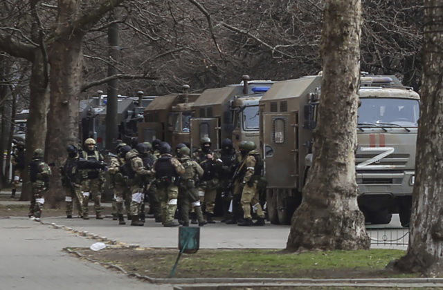 Ruské sily začínajú odchádzať z Chersonu, tvrdia Američania