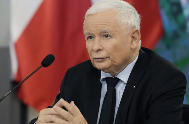 Kaczynski obvinil z nízkej pôrodnosti ženy konzumujúce alkohol