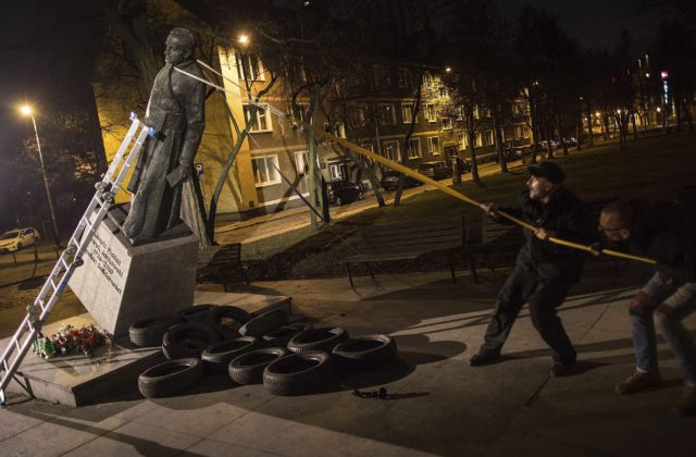 Muži strhli sochu kontroverzného kňaza, súd ich zbavil viny