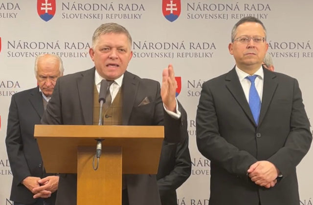 Fico chce pre situáciu s migrantmi odvolať Mikulca a šéfa migračného úradu označil za „čisté Sorošovo dieťa“ (video)