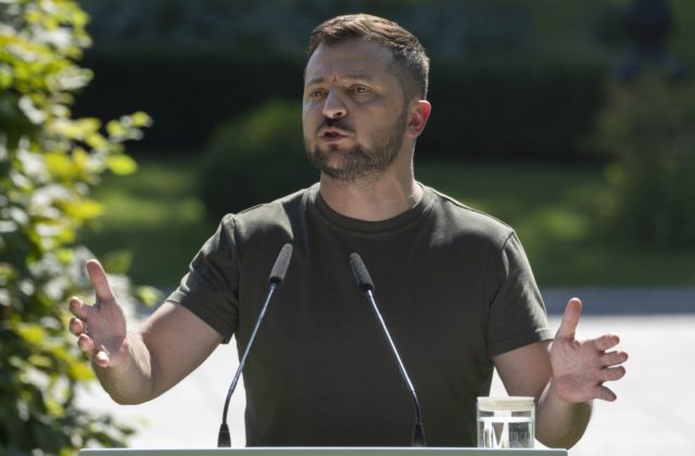 Na východe Ukrajiny podľa Zelenského trvajú zúrivé boje a Rusi utrpeli mimoriadne veľké straty (video)