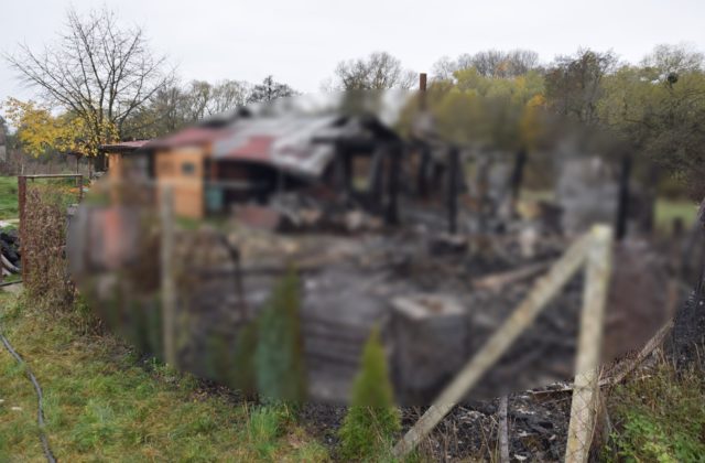 Požiar zachvátil záhradnú chatku neďaleko obce Čižatice, hasiči v zhorenisku našli jednu osobu bez známok života