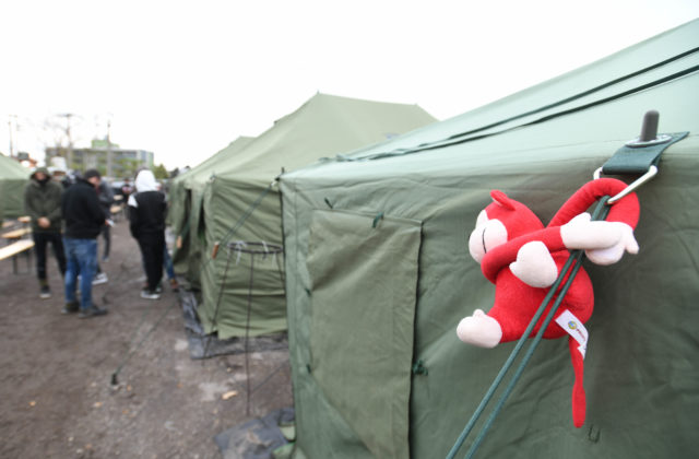V stanovom mestečku v Kútoch je 145 migrantov, v iných častiach Slovenska k ich masovému sústredeniu nedochádza (foto+video)