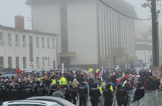 V Kútoch protestovalo proti nelegálnym migrantom asi 200 ľudí, zásah polície však nebol nutný (foto)