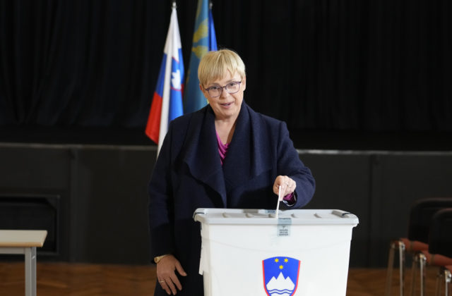Slovinci si vyberajú novú hlavu štátu, po prvý raz by mohli mať prezidentku
