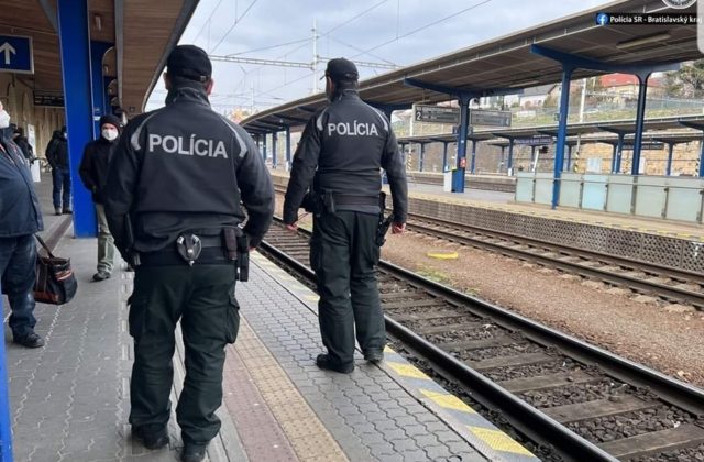 Muž udrel policajta päsťou do tváre a počas eskortovania sa im vyhrážal „guľkami do hlavy“ a „mafiánmi z Nitry“