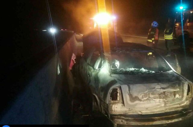Havarované auto pri Bytči zachvátil požiar, na zadnom sedadle našli zhorené telo muža (foto)