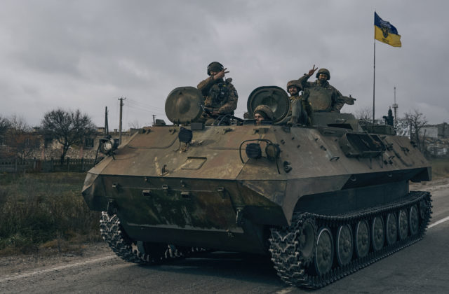 Rusi nechali v oslobodenej časti Chersonskej oblasti množstvo zbraní a techniky