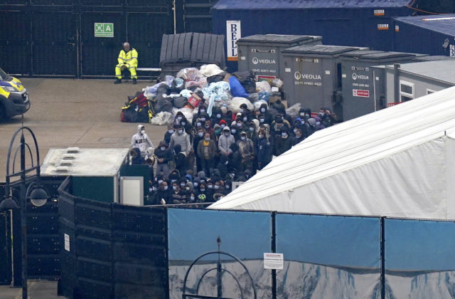 Briti a Francúzi sa dohodli na zvýšení policajných hliadok na severnom pobreží Francúzska, má ich byť viac o 40 percent