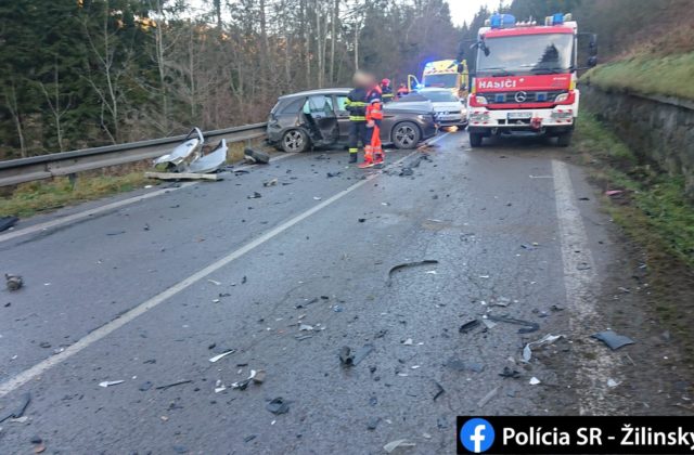 Na ceste II/520 sa zrazili tri autá, nehodu neprežila 32-ročná žena (foto)