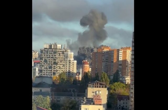 Ruské rakety zasiahli obytné budovy v Kyjeve, sirény zneli aj v iných častiach Ukrajiny