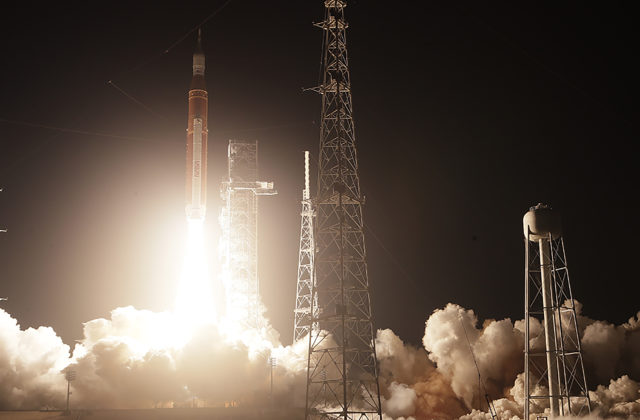 Najsilnejšia raketa NASA vyštartovala na testovací let, USA sa dostali o krok bližšie k návratu ľudí na Mesiac(video)