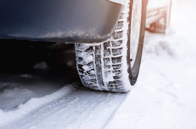 Teploty začínajú klesať – nezabudnite prezuť gumy a pozor aj na ďalšie zimné riziká