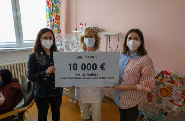 Tovar značiek dm v hodnote 10 000 eur poputuje do perinatologických centier